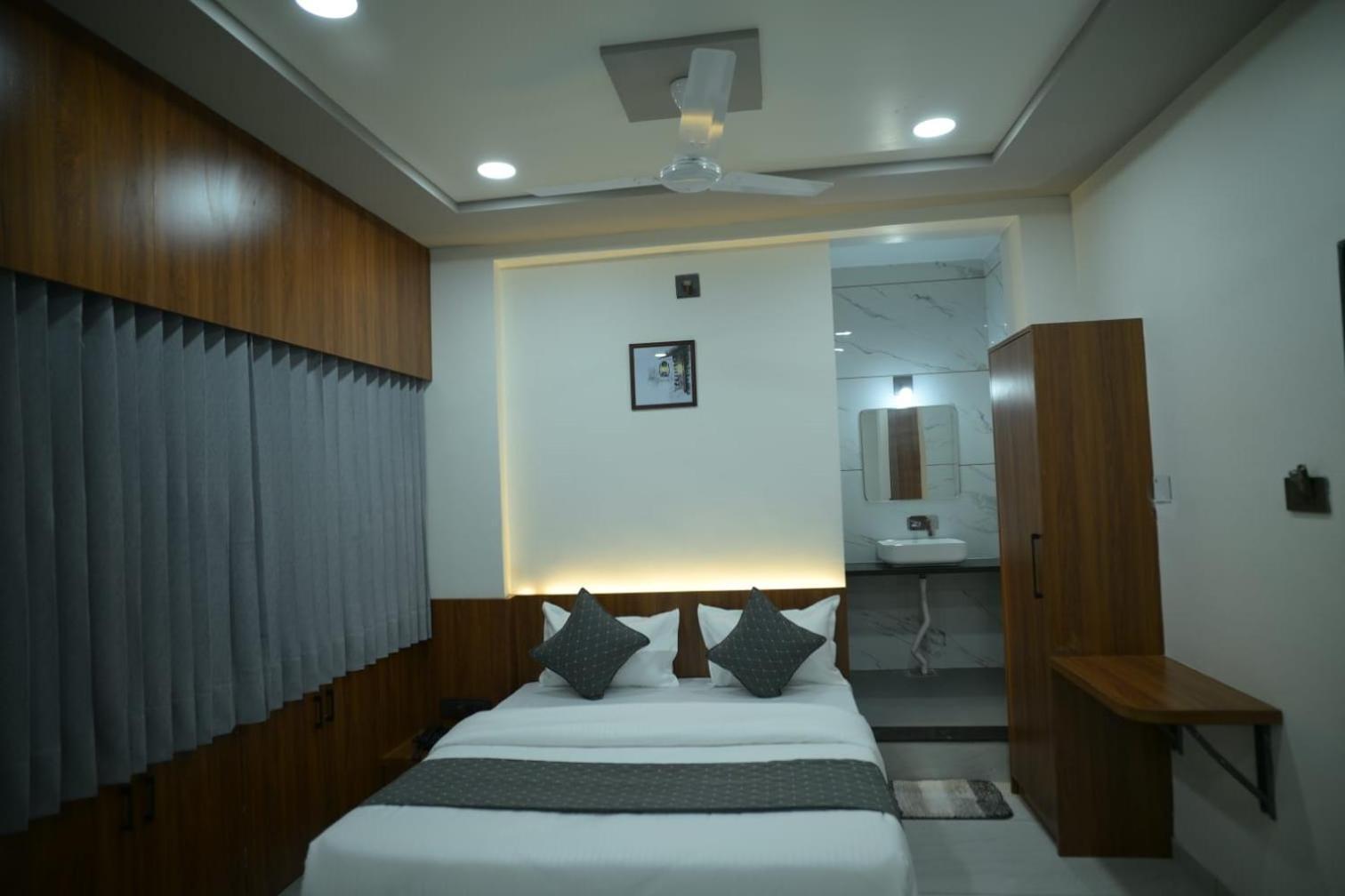Hotel Aagman Palanpur Bagian luar foto