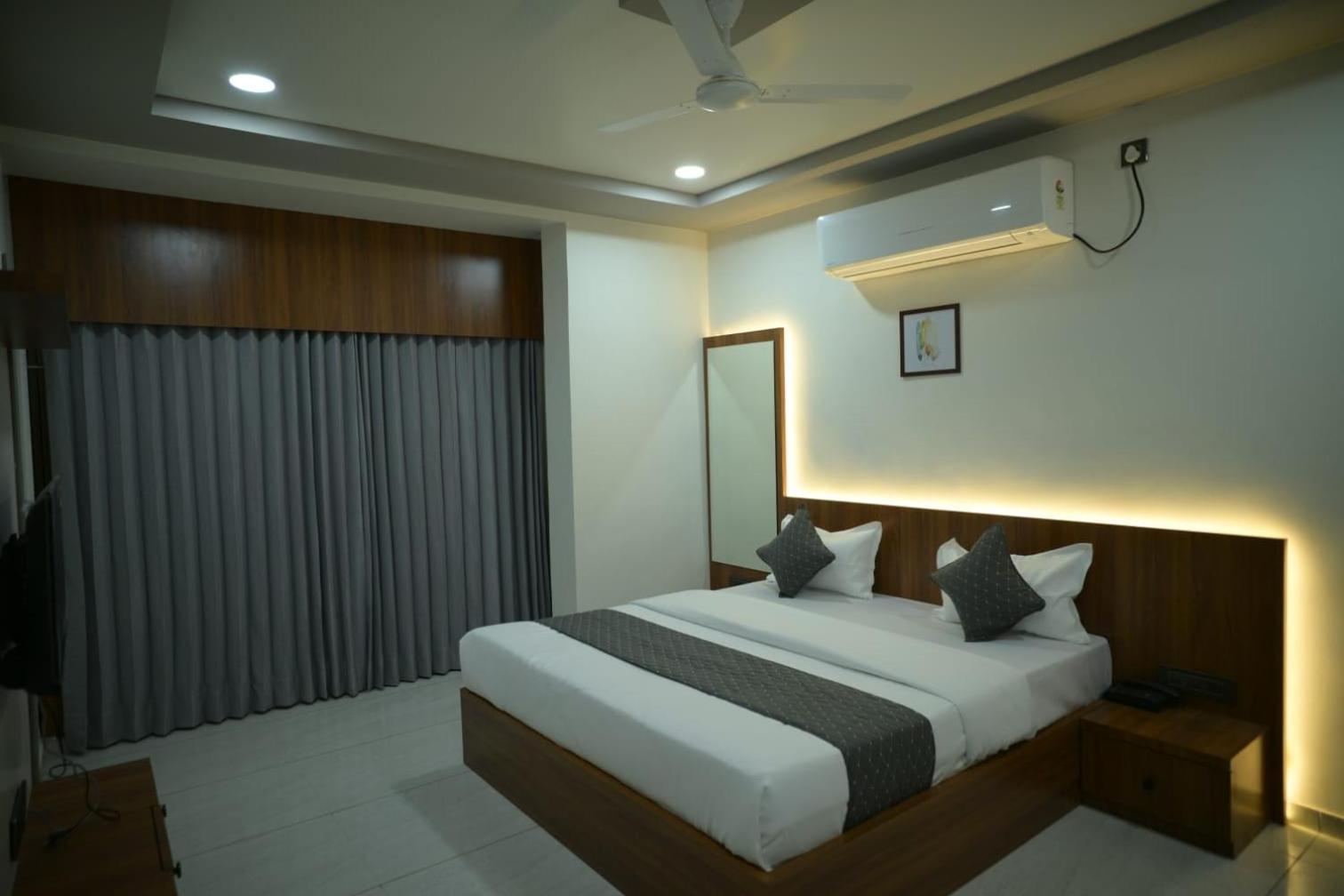 Hotel Aagman Palanpur Bagian luar foto
