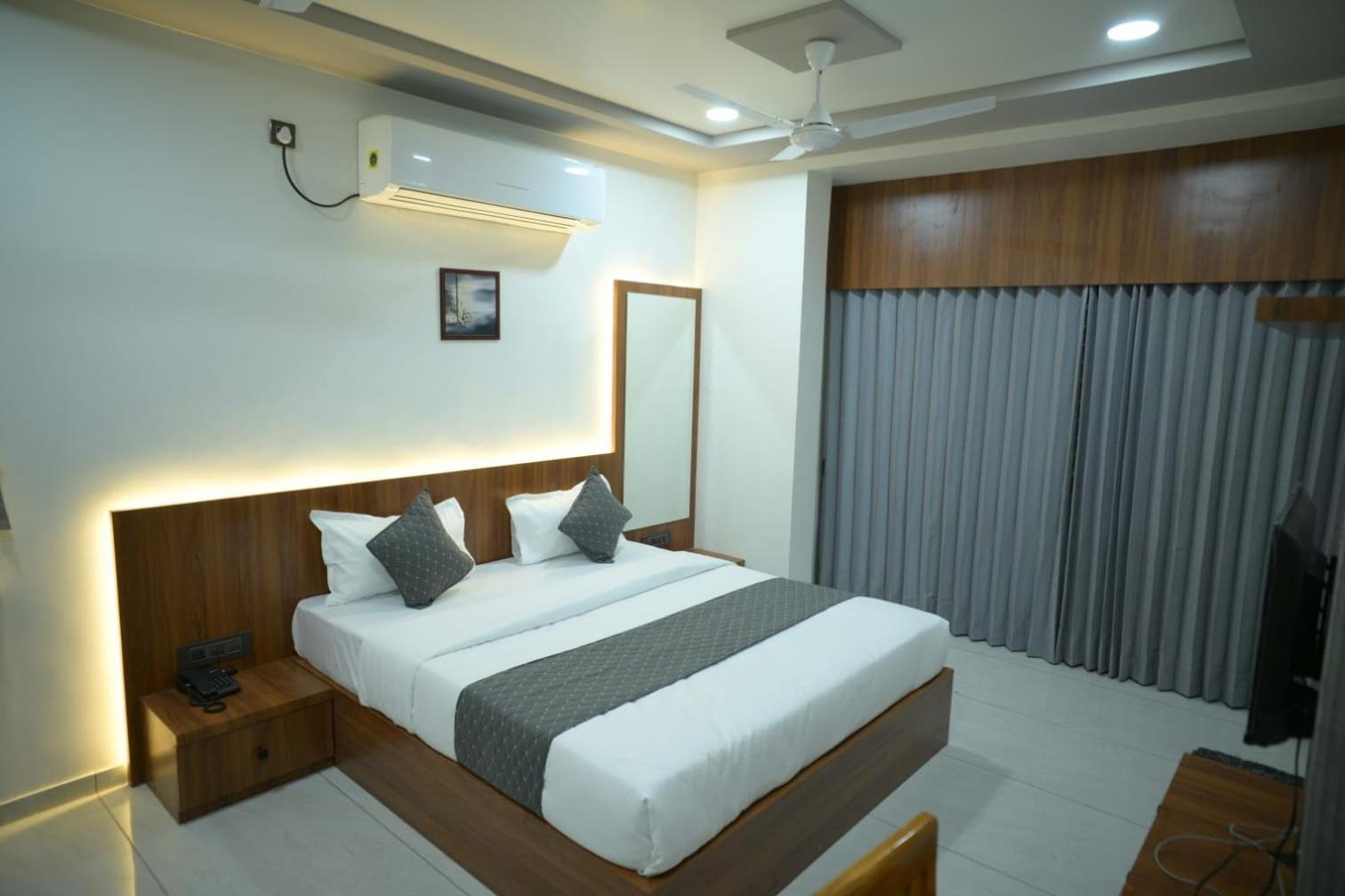 Hotel Aagman Palanpur Bagian luar foto