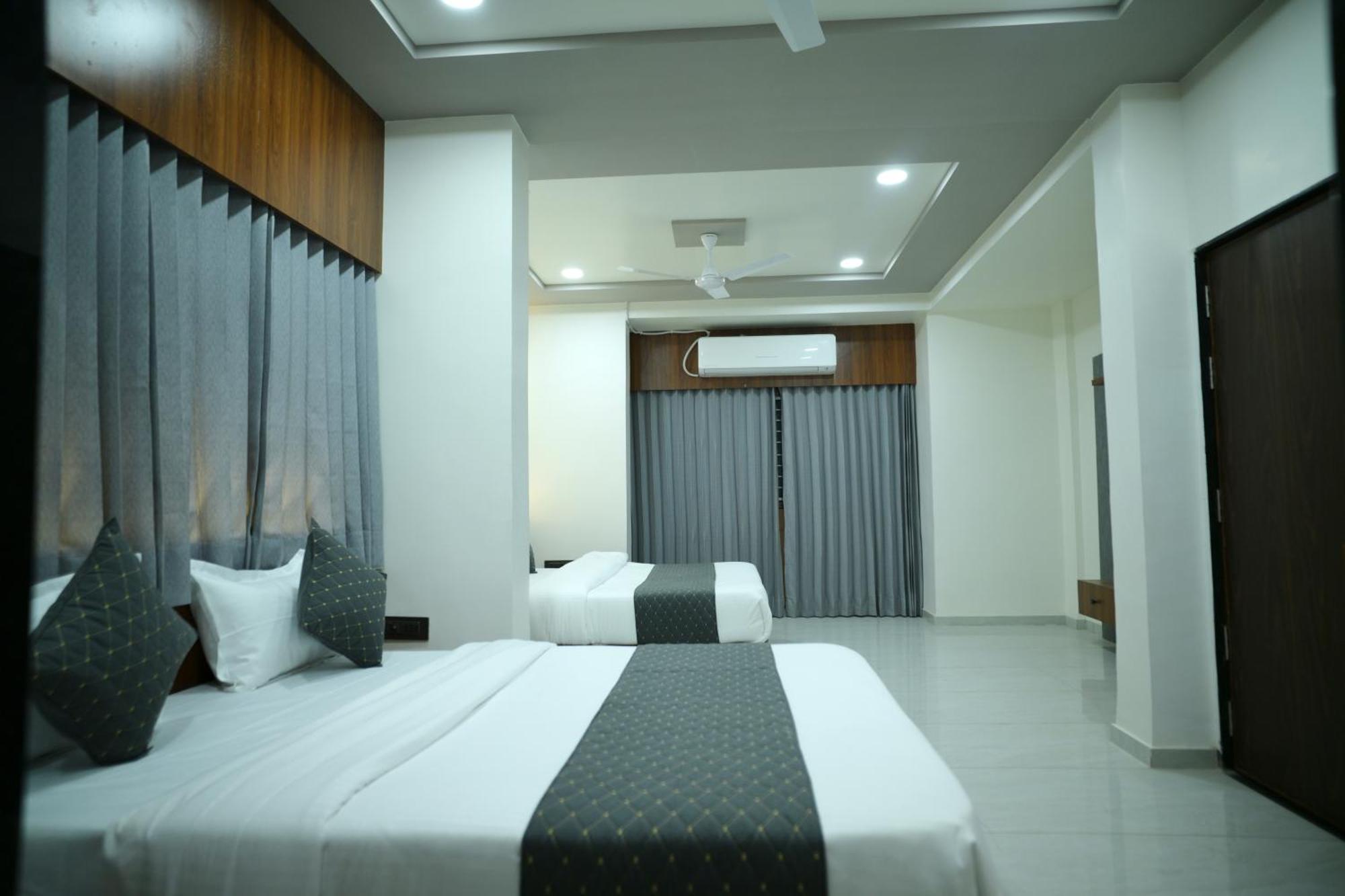 Hotel Aagman Palanpur Bagian luar foto